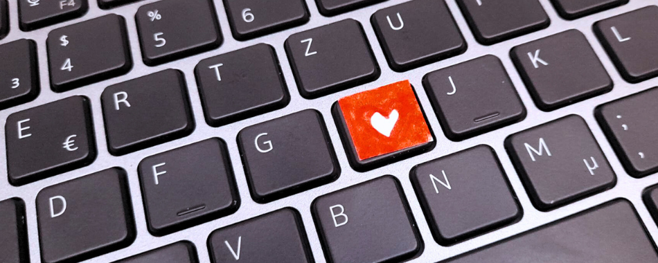 Tastatur mit roter Taste und weißem Herzsymbol zwischen den Buchstabentasten G und H