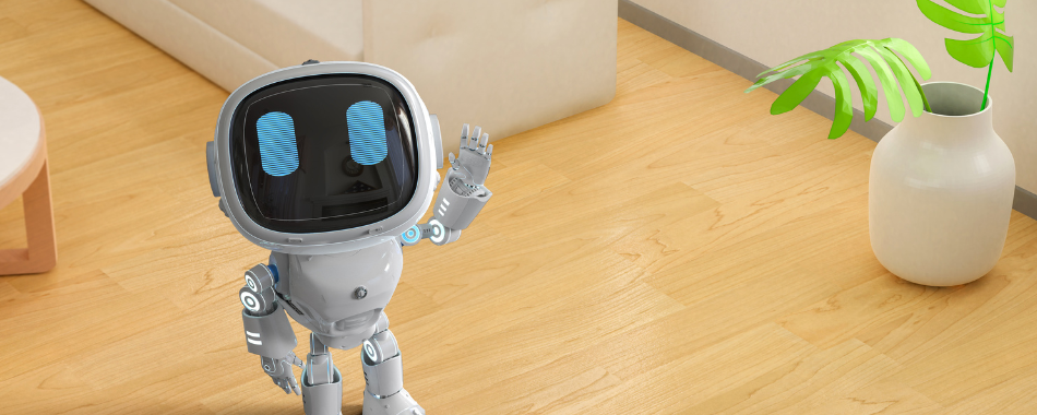 Kleiner grauer Roboter mit blau leuchtenden Augen hebt eine Hand, steht auf hellem Holzboden neben einem weißen Sofa und einer Vase mit grünen Blättern