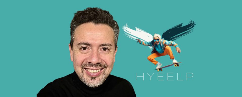 Mann mit dunklem Haar vor blauem Hintergrund, daneben springt eine Person auf einem Skateboard, Text 'HYEELP'